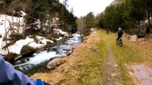 iWE, la agencia líder en turismo de experiencias. Descubre un mundo de experiencias únicas con un solo operador turístico. Arcalis All Mountain e-bike en Familia y niños. Pedaleando al lado del rio.