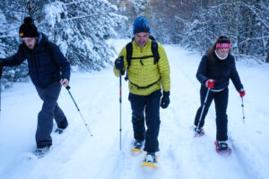 iWE: Agencia Líder de Turismo Activo- Caminata con raquetas para nieve en los Pirineos -El Bosque nativo en invierno. Experiencia en Grupo-Pirineo- - Viajes en familia-Bosque Andorrano-Atardecer-Paisajes magicos -Caminata apta para todo publico