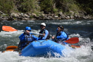 ¡iWE, la agencia líder en turismo de experiencias, te invita a descubrir un mundo de aventuras únicas! Sumérgete en la emoción del verano con 14 kilómetros de rafting en Andorra, un verdadero paraíso en los Pirineos.