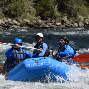 ¡iWE, la agencia líder en turismo de experiencias, te invita a descubrir un mundo de aventuras únicas! Sumérgete en la emoción del verano con 14 kilómetros de rafting en Andorra, un verdadero paraíso en los Pirineos.